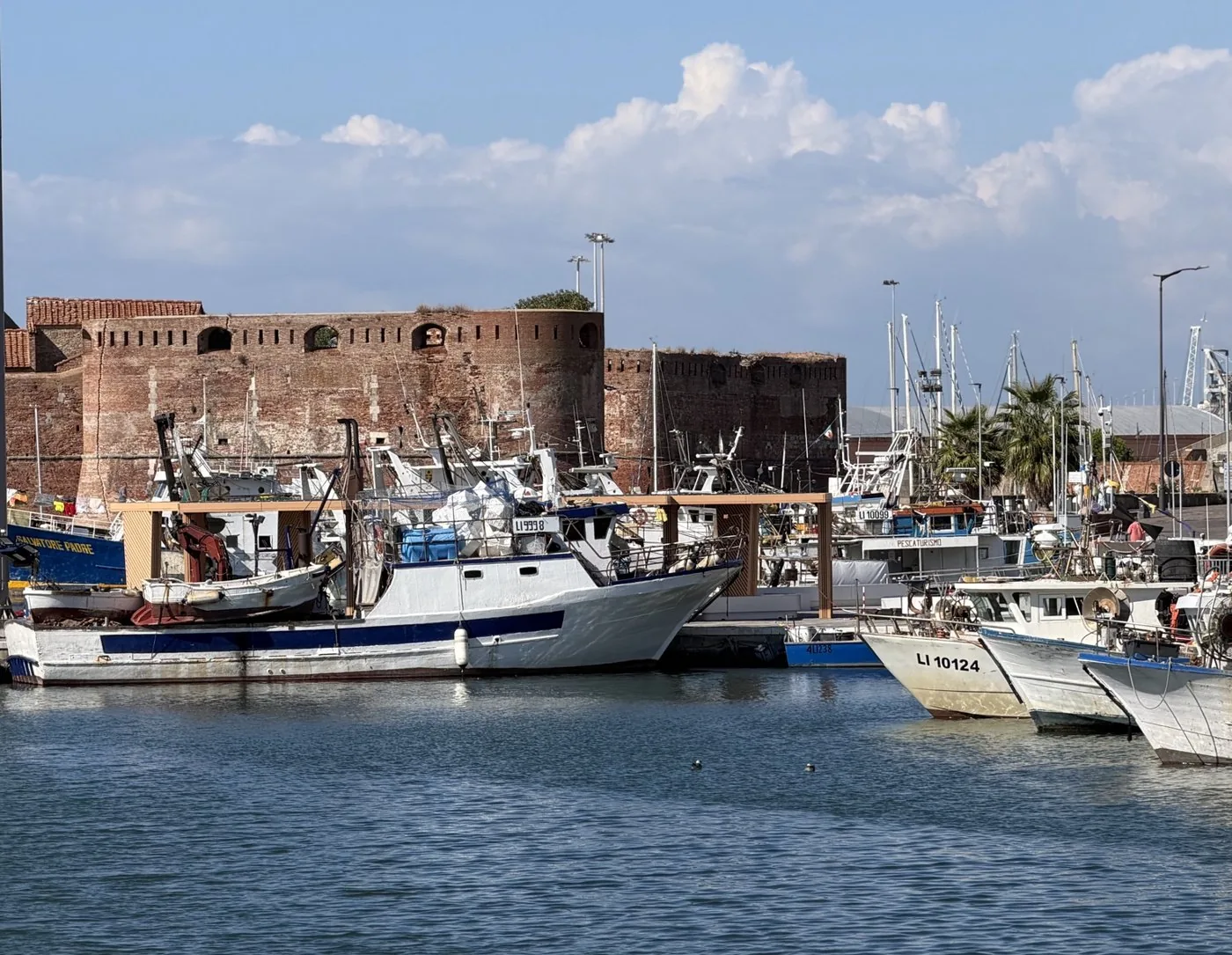 La Fortezza Vecchia di Livorno e le barche ormeggiate nel porto.